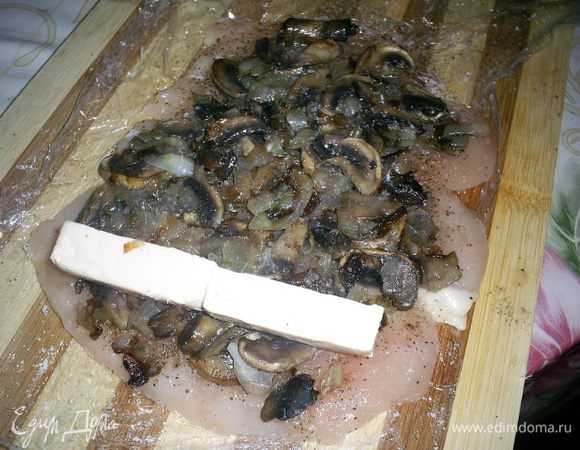 Приступаем к формированию рулетиков. На каждый выкладываем четвертую часть грибной начинки и брусочки плавленного сыра.