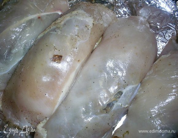 Сворачиваем все рулетиком и выкладываем в форму для запекания. Если у вас обычная, рекомендую ее предварительно выстелить фольгой в 2 слоя.