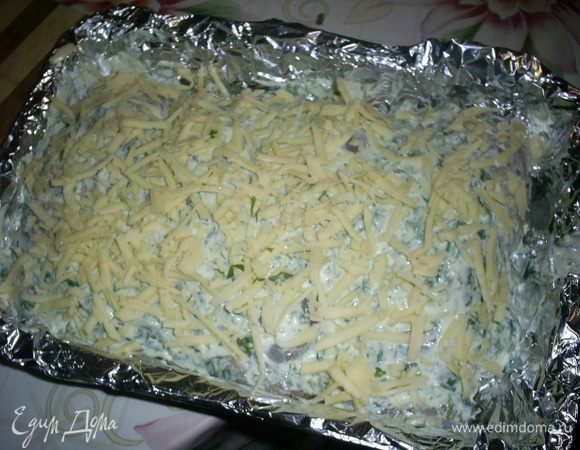 Посыпаем все тертым сыром и отправляем в разогретую до 200 градусов духовку. Запекаем примерно полчаса. Форму с готовым блюдом достать из духовки, затянуть фольгой и дать постоять 15 минут.