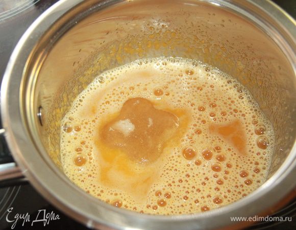 Постепенно соединить горячий сок с желтками (осторожно, чтобы не свернулись), довести до кипения и убрать с огня. Добавить желатин, всё тщательно размешать. Дать смеси остыть до комнатной температуры.
