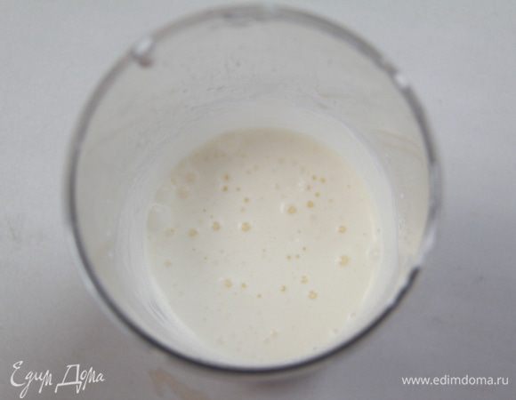 Сливки взбить до увеличения в объёме в два раза.