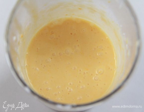 Соединить взбитые сливки и желе.