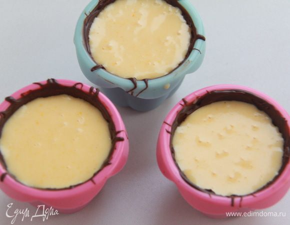 Заполнить шоколадные стаканчики муссом, сверху посыпать шоколадной стружкой или крошкой, украсить долькой клементина без шкурки.