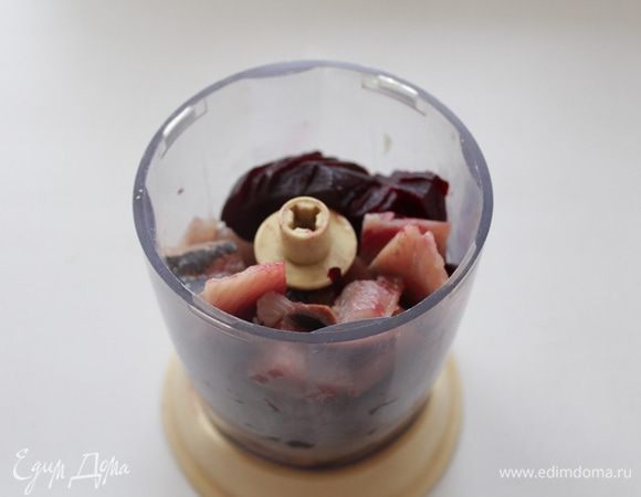 Желатин замочить в небольшом количестве воды.
Филе сельди и отваренную свеклу нарезать небольшими кусочками и поместить в блендер.