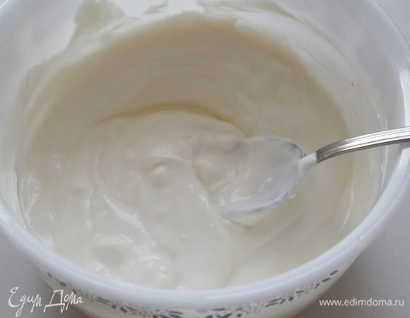Творожный сыр и сметану слегка взбить.
