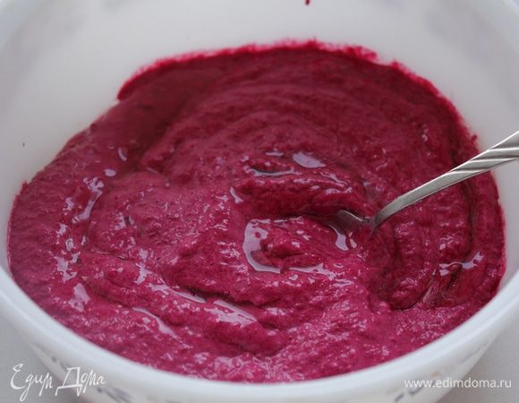 Желатин нагреть и ввести тонкой струйкой к сельди, перемешать.