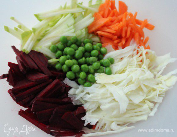 Морковь, свеклу, зеленое яблоко  и белокочанную капусту нашинковать тонкой соломкой, добавить размороженный зеленый горошек.  Все хорошо перемешать, полить соком половины лимона и посыпать солью. Дать постоять 10 минут.