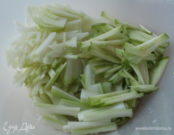 Кольраби, зеленое яблоко и сельдерей нашинковать соломкой, слегка посолить и заправить соком лайма либо натуральным йогуртом (без добавок). Хорошо перемешать.