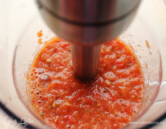 Поместить в чашу блендера и измельчить до состояния пюре... Посолить о вкусу и заправить соком лимона или лайма... Посыпать мелко рубленным болгарским перцем.