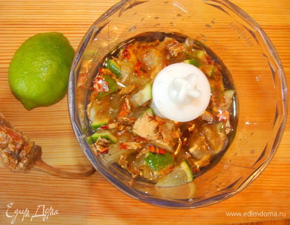 В блендер поместить лайм, порезанный кусочками, половину кожуры лайма, перец чили свежий или сухой (по вкусу), масло оливковое, соевый соус, имбирь. 