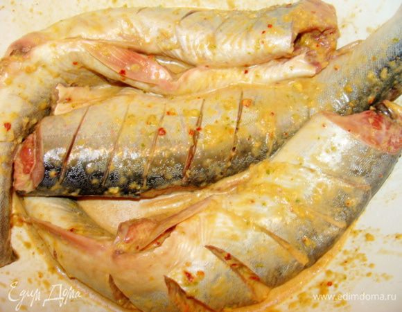 Натереть рыбу, оставить на 3 часа.