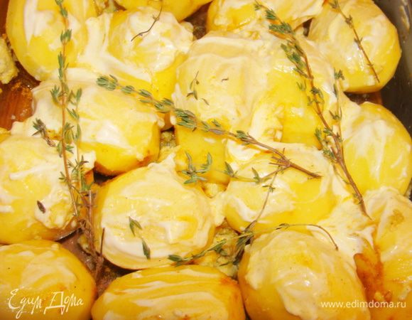 Картофель очистить, натереть солью и куркумой. Чеснок натереть или мелко порезать, перемешать с растопленным сливочным маслом, потом перемешать с картофелем. Я еще помазала немного майонезом (люблю)). Выложить в форму. Сверху положить веточки тимьяна, накрыть фольгой и поставить в духовку на 1 час при 180°С. 