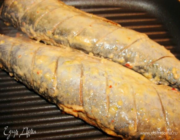 Сковороду-гриль хорошо разогреть без масла, выложить рыбу, смахнув излишки маринада. Жарить на медленном огне 10-13 минут с каждой стороны. Почему на медленном? Чтобы соевый соус, который присутствует в натирке, не подгорал.