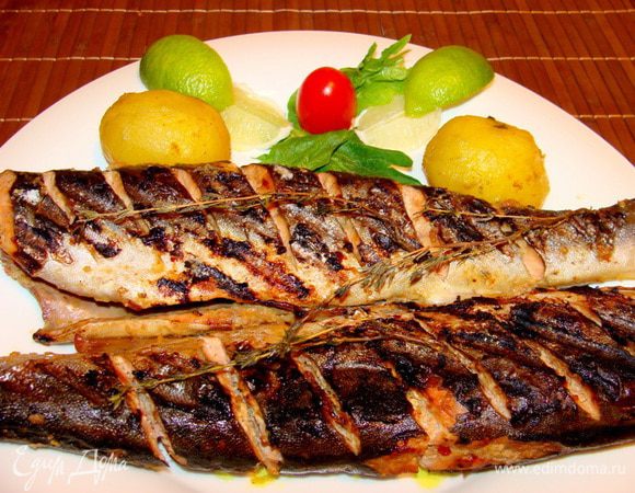 Такую рыбку скушали с огромным удовольствием и те, кто имбирь не очень жалует с рыбой)) и те, кто соевый соус недолюбливает))) Судите сами!