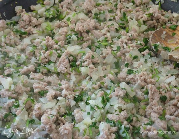 Начинка: 4 зубчика чеснока мелко порубить и 4 зубчика выдавить через пресс, 1 лук и кинзу очень мелко порубить, отложить около 2 ст. л. кинзы в сторону для соуса, обжарить на сковородки лук, чеснок, мясной фарш и кинзу.