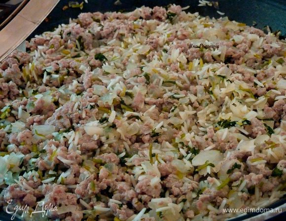 Когда мясо поменяет цвет, добавить специи и рис, перемешать, добавить полстакана воды и довести все до кипения. Закрыть крышкой и тушить на низком огне минут 8. Снять с огня.
