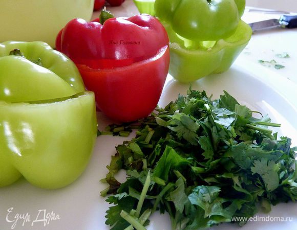 У перцев срезать шляпки и сохранить, очистить от семян. 