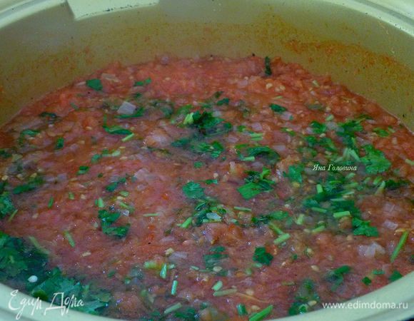 Соус: 2 луковицы  мелко порубить, помидоры взбить в комбайне и процедить. В глубоком сотейнике обжарить лук на масле, добавить помидоры, стакан воды и специи. Довести до кипения и добавить отложенную кинзу. 