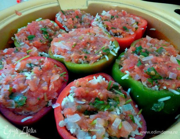 Перцы поставить в кастрюлю и в каждый налить по 2 столовые ложки соуса.
