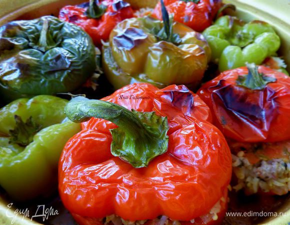 Разогреть духовку на 220°С. Снять крышку с кастрюли  и поставить в духовку на 20 минут. Включить гриль и запекать минут 20, но тут очень важно всё время проверять, чтобы перцы не сгорели. 
