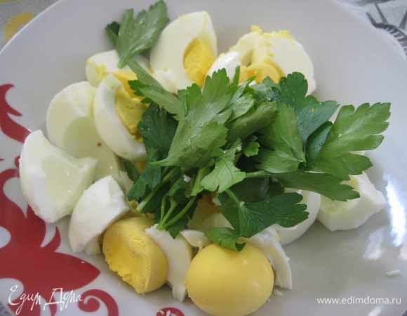 Яйца отварить вкрутую, почистить, один желток оставить для украшения