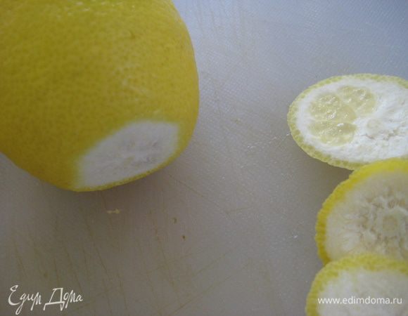 У лимонов отрезать один край, чтобы они устойчиво стояли