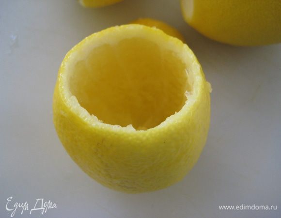 С другой стороны срезать верхушку и вынуть мякоть с помощью ножа и чайной ложки