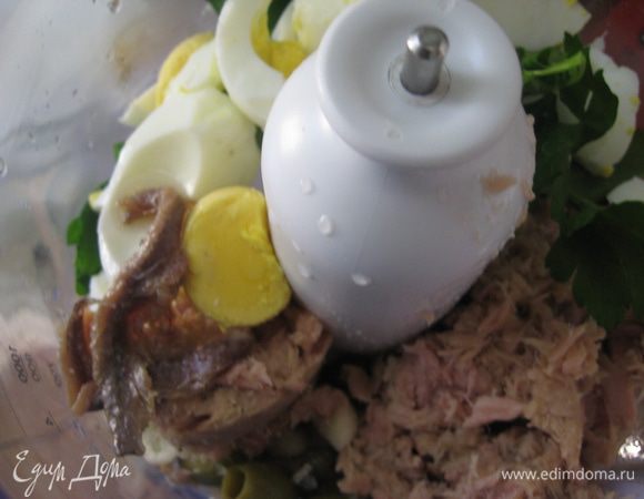 В кухонном комбайне измельчить тунец, оливки, каперсы, чеснок, петрушку, яйца, добавить сок лимона и майонез. Посолить и поперчить по вкусу. Начинка готова