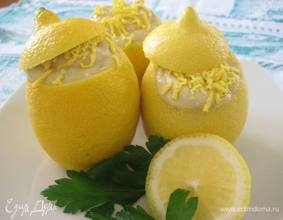 Лимоны заполнить начинкой. Украсить тертым желтком и петрушкой.
Приятного аппетита!!