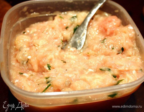 Готовим сами котлеты.
В фарш (куриный) добавляем 1 яйцо, смешиваем.
Затем добавляем предварительно очищенный и нашинкованный на мелкой терке картофель, смешиваем.
В конце добавляем зелень, соль, перец.