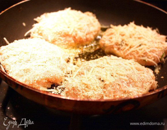 Сковороду поставить на средний огонь. Наливаем оливковое масло.
Итоговый фарш получается довольно жидковат, поэтому формируем котлеты двумя столовыми ложками, обмакиваем в смеси из сухарей и тертого пармезана и выкладываем на сковороду.