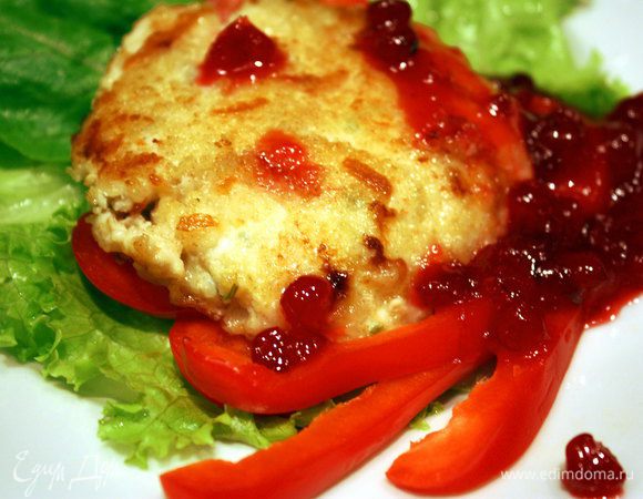 Обжариваем на среднем огне с двух сторон до золотистой корочки (около 5 минут на каждую сторону).
Затем накрываем крышкой и оставляем на медленном огне до полной готовности.
Готовые котлеты выкладываем на тарелки, заранее украшенные листьями салата и перцем.
Готовое блюдо поливаем соусом.
