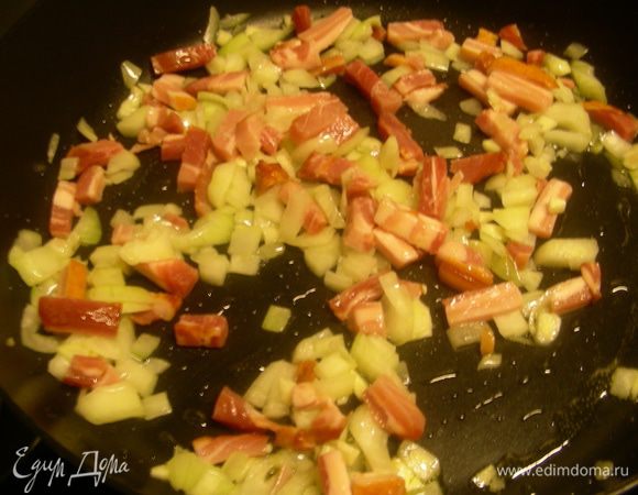 Лук и чеснок режем мелко, грудинку - кубиками. Пассеруем их в оливковом масле до прозрачности.
