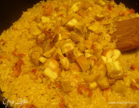 Добавляем их в ризотто, прогреваем все вместе помешивая минуту-другую и снимаем с огня. Можно дать ризотто настояться минут 10. А я подавала сразу. 