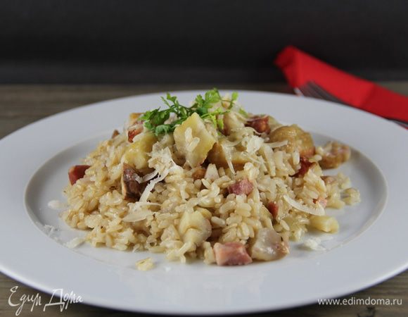 При подаче можно еще немного присыпать ризотто пармезаном и украсить зеленью. Приятного аппетита) 
