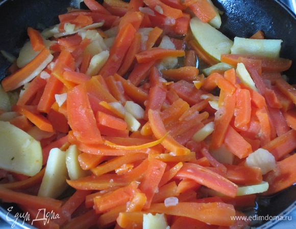 Добавить морковь, картофель, влить немного бульона, добавить щепотку мускатного ореха, соль, перец, накрыть крышкой и тушить 30 минут, время от времени подливая бульон.