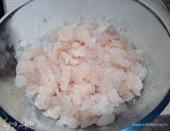 Мелко нарезать треску.