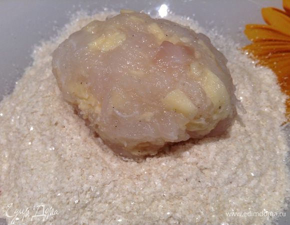 Сформировать котлеты и обвалять в овсяной муке.
