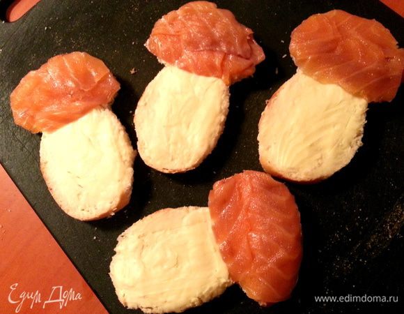 у меня уже тонко нарезанная,поэтому по паре пластинок на шляпку. Обрезаем края кухонными ножницами (потом помоем!).