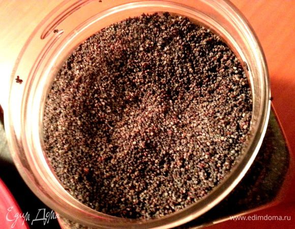 Окунаем ножку грибочка в мак слегка.