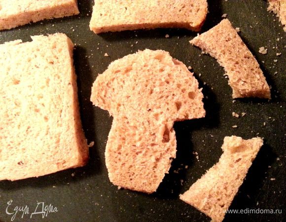 Для бутербродов с селёдочкой я выбрала ржаной хлебушек,мне кажется с ним вкуснее селёдка))) Вырезаем грибочки поменьше.