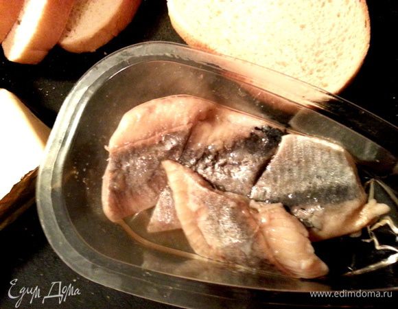 Нарезаем готовое филе сельди (проверим ещё раз на наличие косточек!) на 4 части.