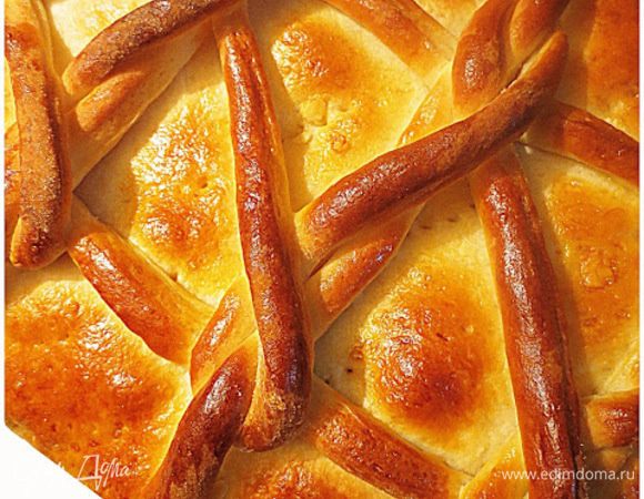  Смазываем взбитым яйцом, оставляем на 1 час в теплом месте и затем выпекаем в предварительно разогретой духовке 20-25 минут.