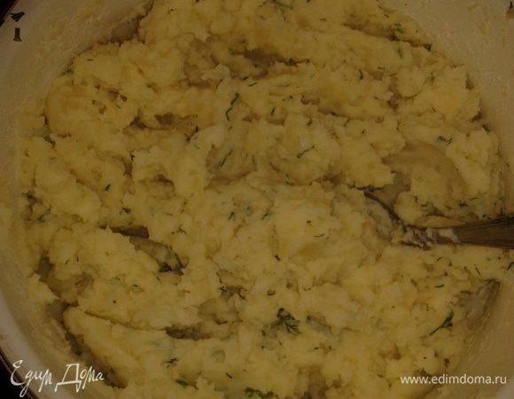 Картофель помыть, почистить, отварить, добавить соль, сделать пюре, добавить сливки 100 г, мелко нарезанный укроп.