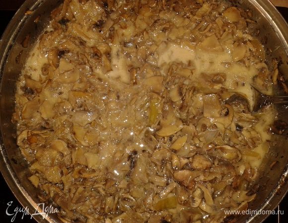 Грибы помыть, нарезать лук и грибы, пожарить на подсолнечном масле, посолить, в конце добавить сливки.