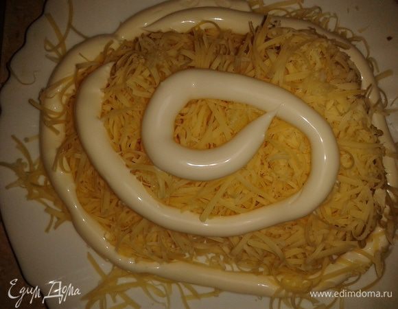 Сыр, чеснок  - через терку, добавить майонез.