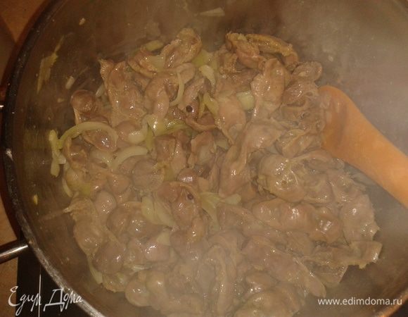 Желудки куриные очищенные помыть, пожарить на сливочном масле, посолить, добавить лук, нарезанный кольцами, жарить на сильном огне, помешивать 10 минут. Затем на медленном огне 1 час тушить с добавлением 1 стакана воды.