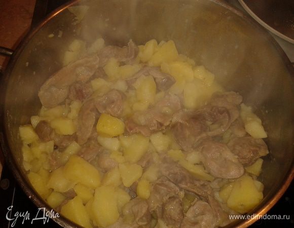 Добавить картофель и тушить до готовности примерно 20 минут.