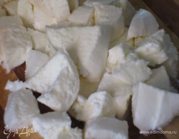  Моцареллу откинуть на дуршлаг на 20 минут,нарезать кубиками.