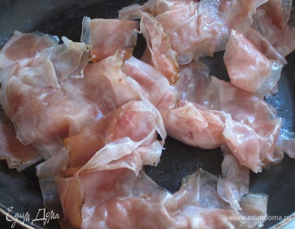 Окорок обжарить на сухой сковороде.